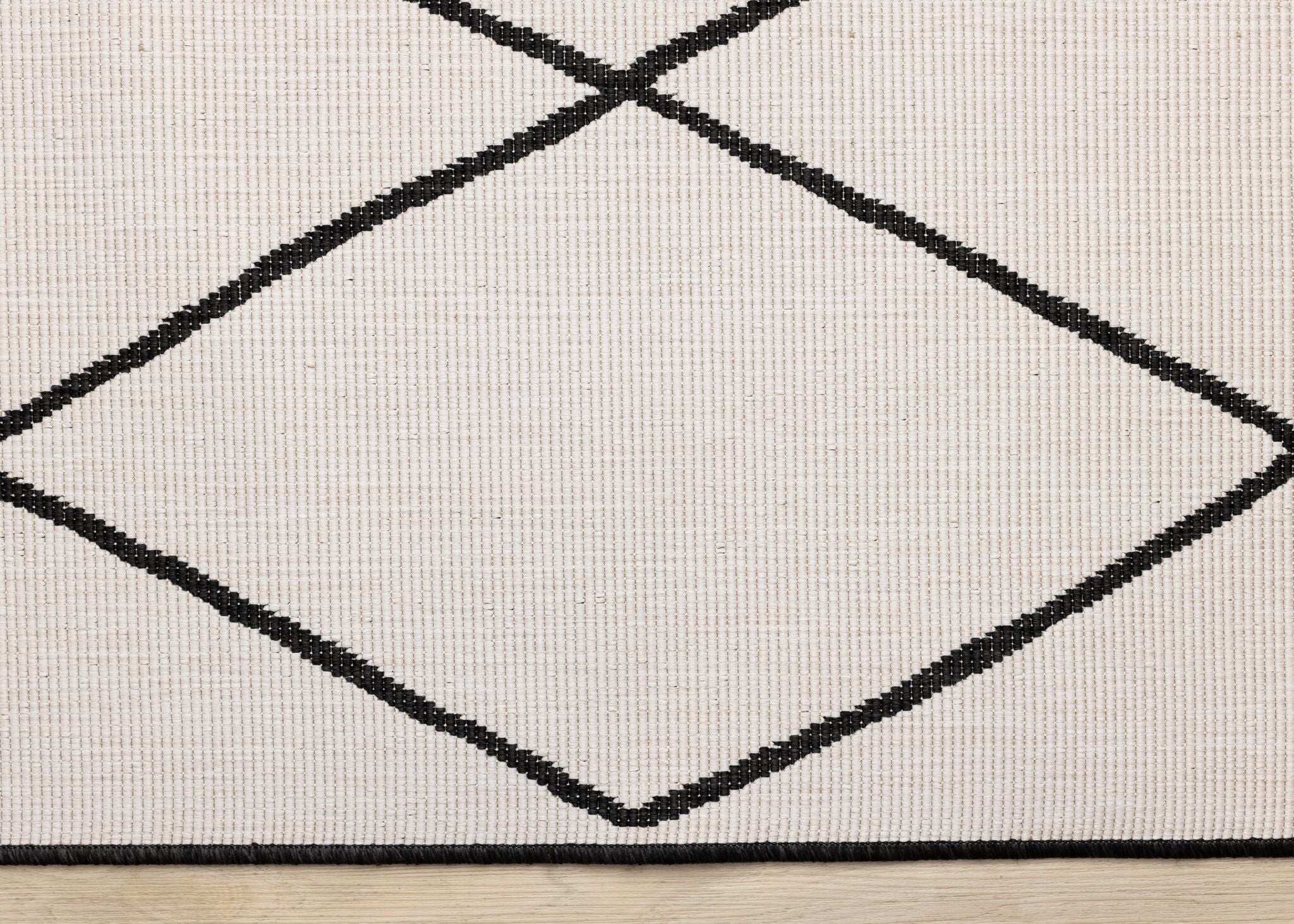 Bristol 5'3" x 7'7" White Black Trellis Reversible Area Rug - White - Image 4