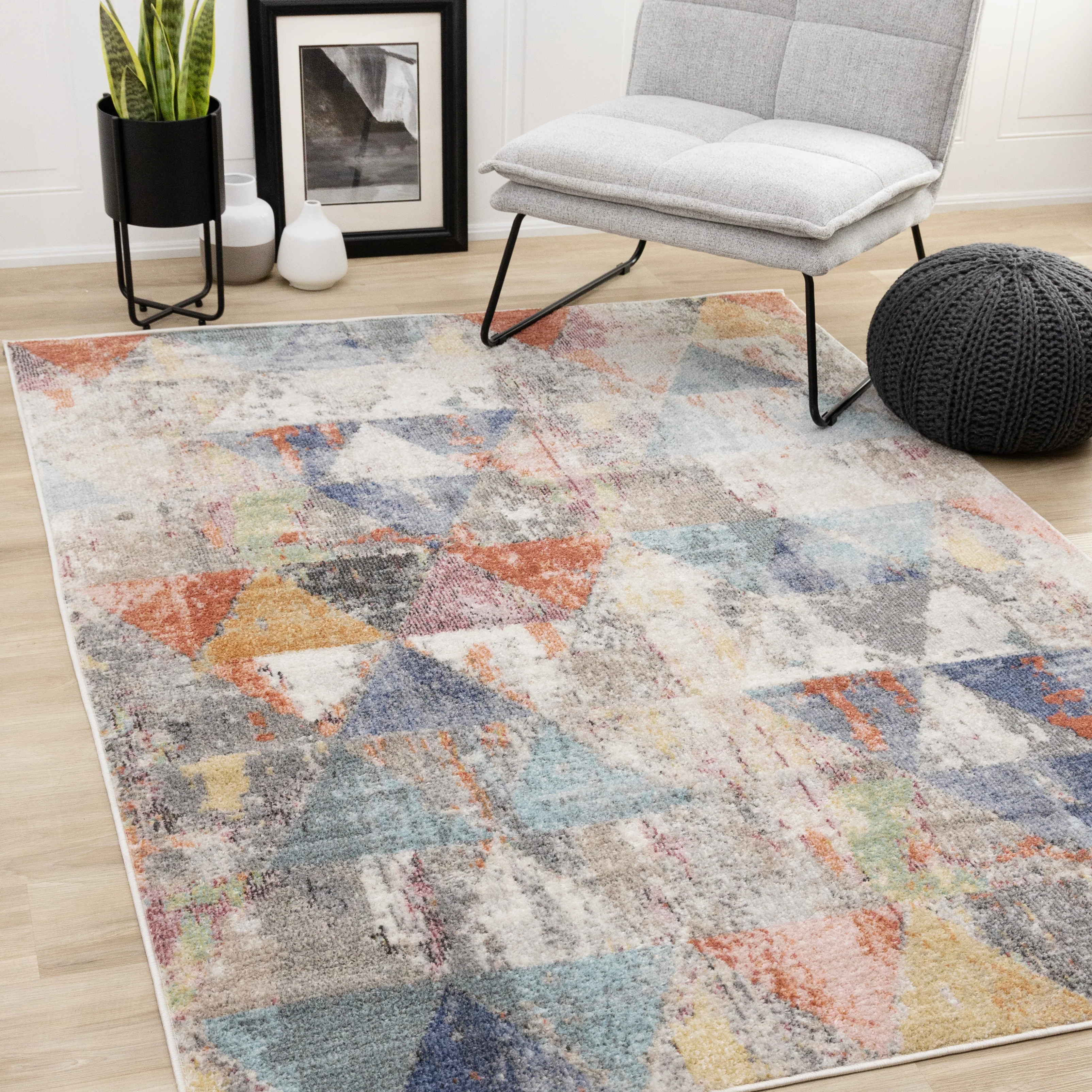 Fresco 5'3" x 7'7" Distressed Triangular Pattern Area Rug - Image 2