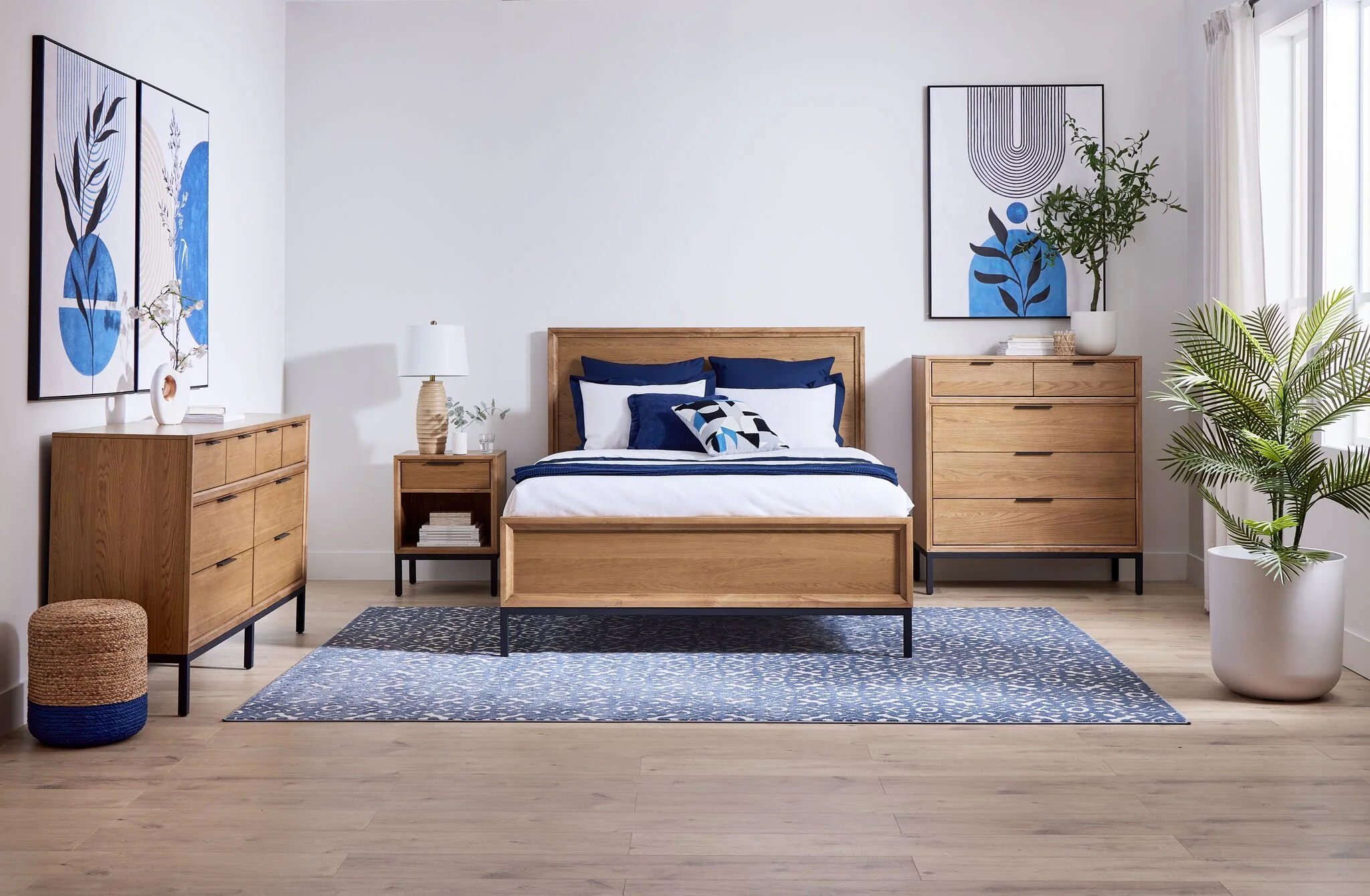 Feeling Connected - Newport 6 - Piece King Bedroom Package - Oak and Black - Image 3