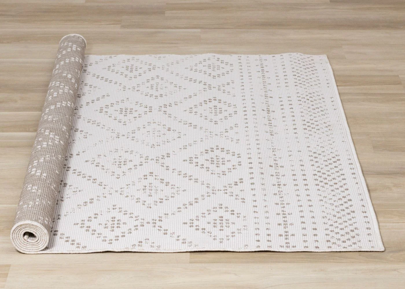 Summer Breeze 6'7" x 9'6" Outdoor Reversible Diamond Pattern - Beige, Cream - Image 6