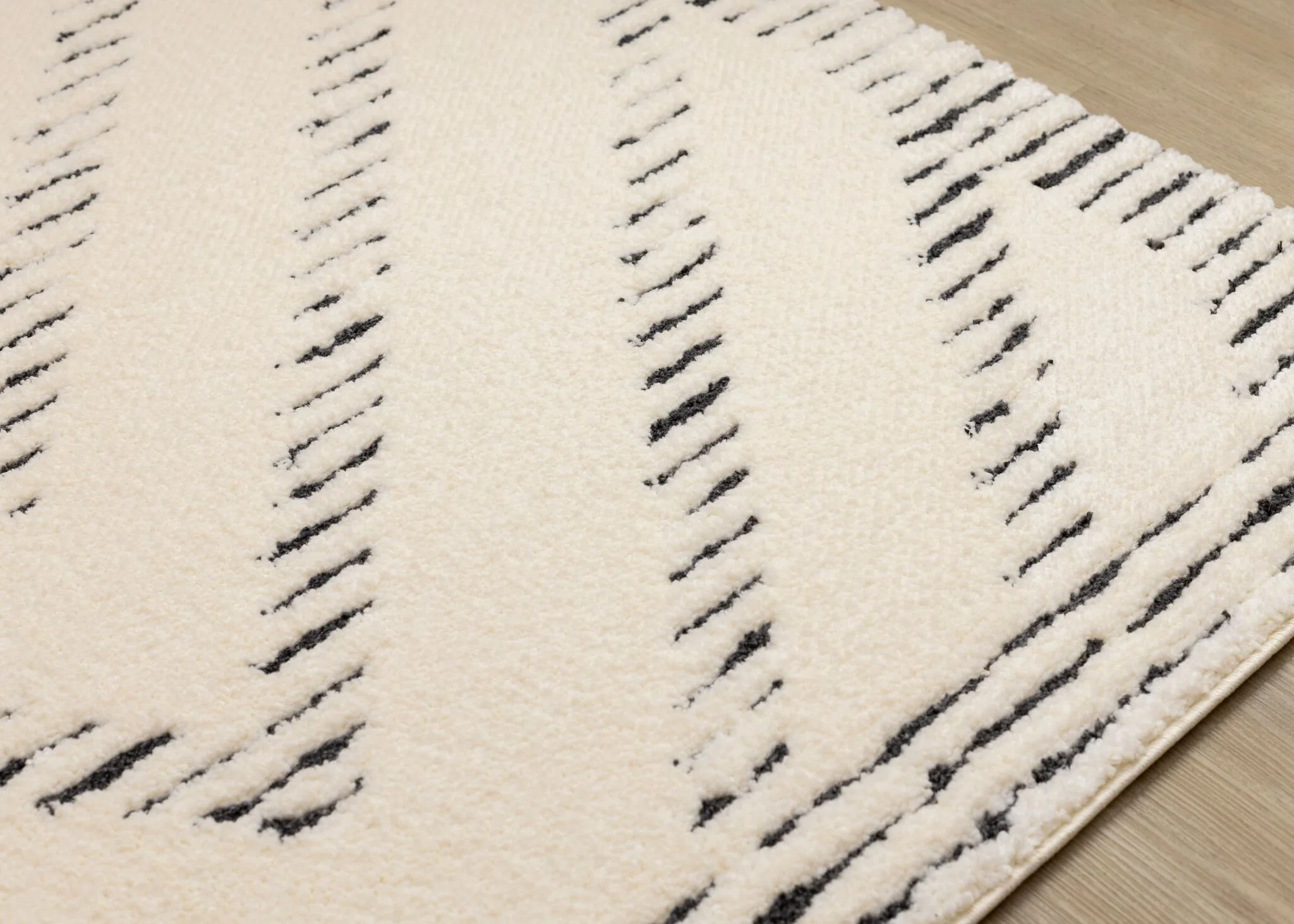 Talia 5'3" x 7'7" Striped Diamond Design Area Rug - Cream, Black - Image 4